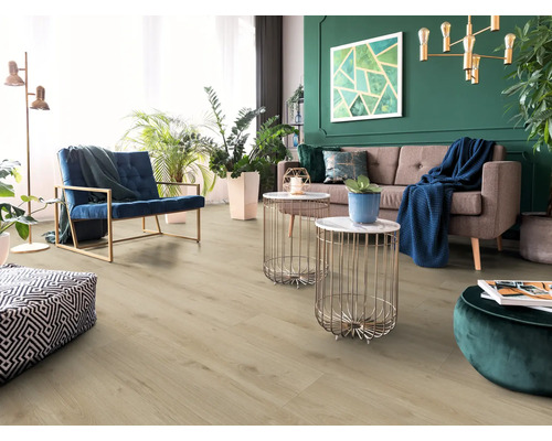 Lichte woonkamer met laminaatvloer, bank en fauteuil