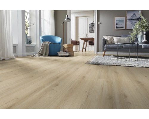 Lichte woonkamer met laminaatvloer in houtlook, bank en fauteuil