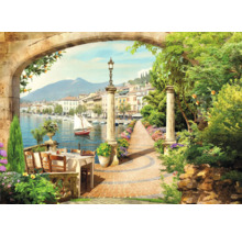 Fotobehang met uitzicht op een meer, een stad en bergen door een stenen boog