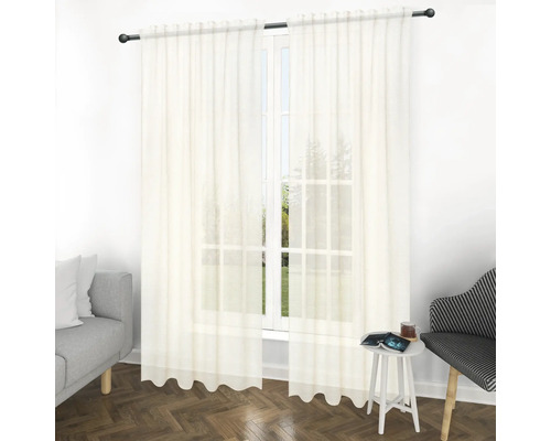 Raam met gordijnen in een heldere woonkamer