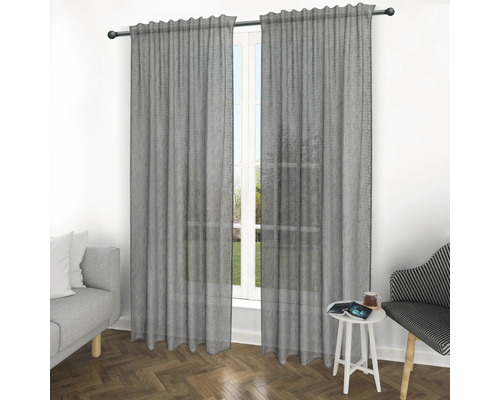 Woonkamer met grijze gordijnen voor een raam