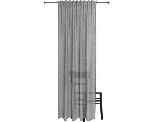 Gordijn aan gordijnroede met stoel erachter