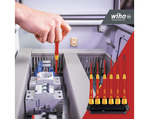 Elektricien werkt met geïsoleerde schroevendraaierset van Wiha aan een elektrische installatie.