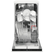 Geopende vaatwasser met vaat en bestek