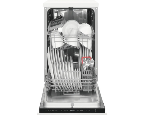 Geopende vaatwasser met vaat en bestek