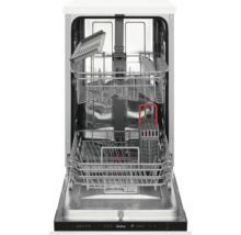 Interieur van een vaatwasser met rekken