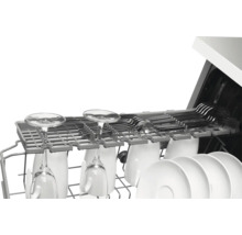 Vaatwasser met glazen, borden en bestek in de binnenruimte