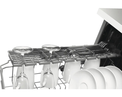 Vaatwasser met glazen, borden en bestek in de binnenruimte