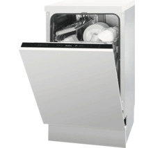 Witte vaatwasser met open deur en vaatwerk