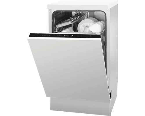 Witte vaatwasser met open deur en vaatwerk