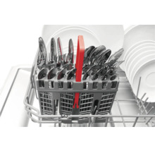 Vaatwasser met bestekmand en vaatwerk