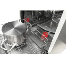 Interieur van een vaatwasser met een pan in de vaatwaskorf