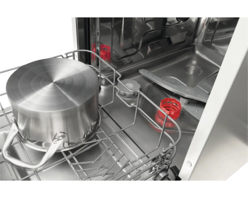 Interieur van een vaatwasser met een pan in de vaatwaskorf
