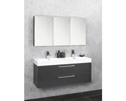 Wastafelmeubel met twee laden, wastafel en spiegelkast in de badkamer.