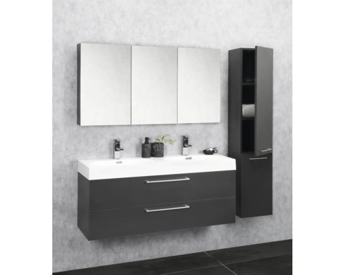 Badkamer met dubbele wastafel, spiegelkast en hoge kast