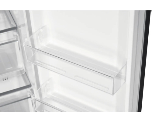 Interieur van een koelkast met transparante opbergvakken aan de deur.