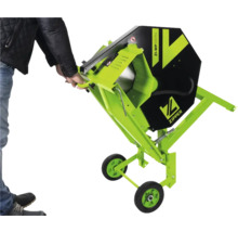 Brandhoutzaag met onderstel wordt door één persoon verplaatst