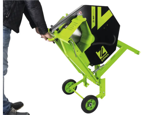 Brandhoutzaag met onderstel wordt door één persoon verplaatst