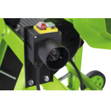 Detail van de stroomaansluiting en bedieningselementen van een bouwmachine