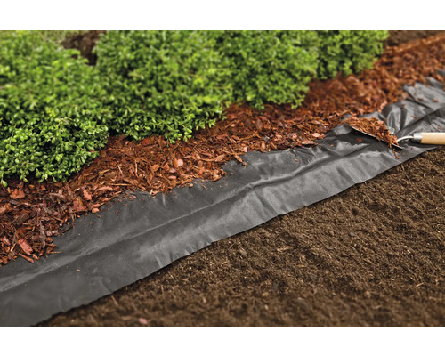 Tuinscene met gronddoek, houtsnippers en planten