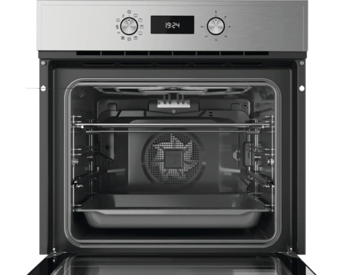 Binnenaanzicht van een inbouwoven met rooster en bakplaat