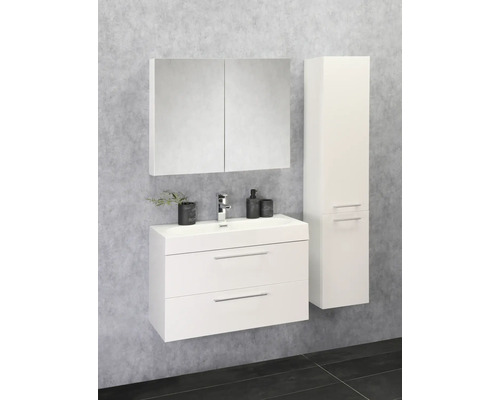 Badkamer met wastafelonderkast, spiegelkast en hoge kast