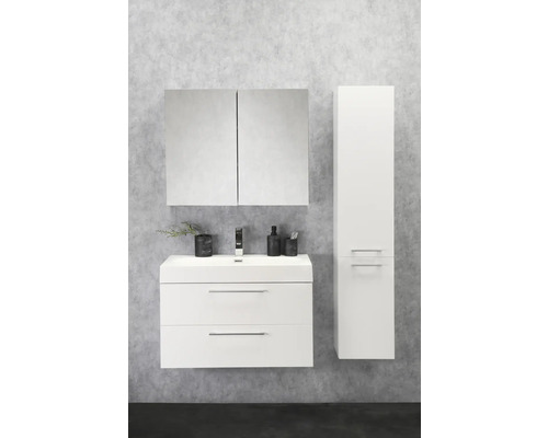 Witte wastafel met onderkast, spiegelkast en hoge kast in de badkamer