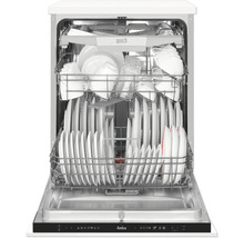 Geopende vaatwasser met vaat