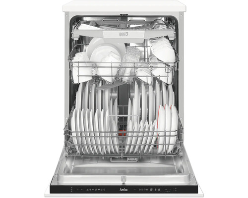 Geopende vaatwasser met vaat