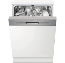 Vaatwasser met open deur, beladen met servies en glazen.