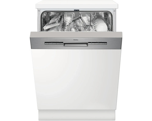 Vaatwasser met open deur, beladen met servies en glazen.