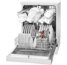 Open vaatwasser met vaat en bestek