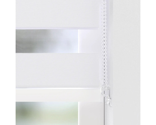 Gedetailleerde weergave van een wit rolgordijn met kettingbediening