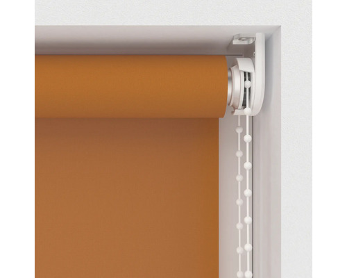 Oranje rolgordijn met kettingbediening bij het raam