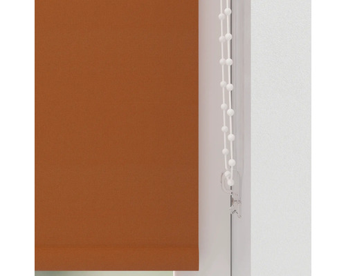 Oranje rolgordijn met kettingbediening bij het raam