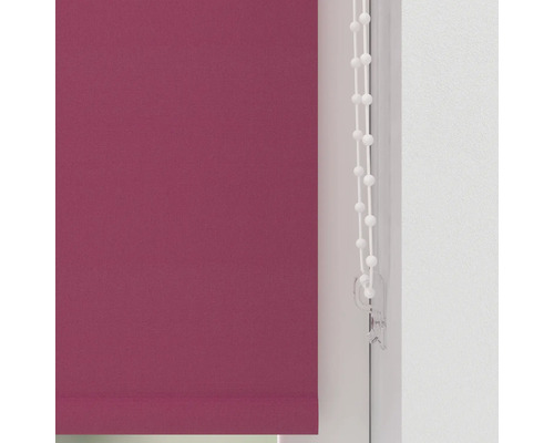 Donkerrode rolgordijnen met bedieningsketting