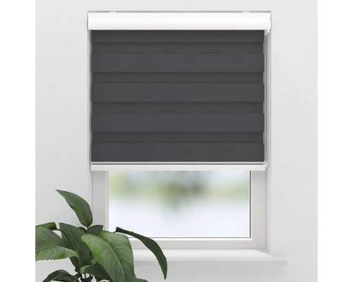 Grijs rolgordijn voor een raam