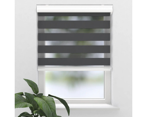 Raam met grijs duo rolgordijn voor lichtregeling