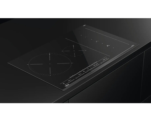 Zwarte keramische kookplaat van Teka in een keuken