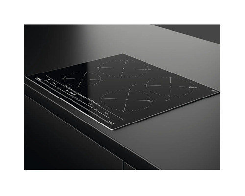 Zwarte keramische kookplaat met vier kookzones op een aanrecht.