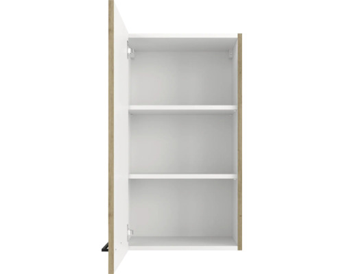 Open hangkast met drie planken