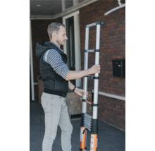 Man hanteert een telescopische ladder.