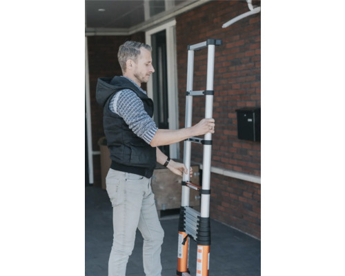 Man hanteert een telescopische ladder.