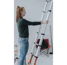 Vrouw houdt een telescopische ladder vast in een kamer.