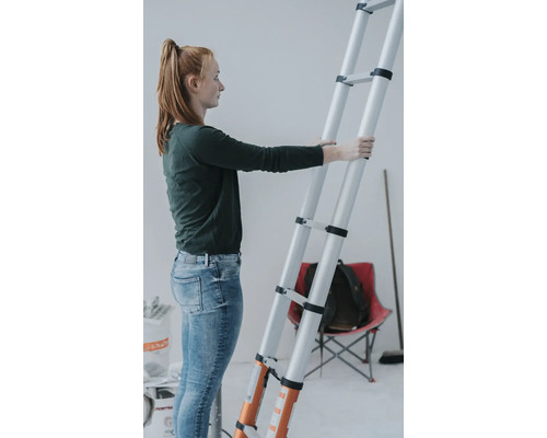 Vrouw houdt een telescopische ladder vast in een kamer.