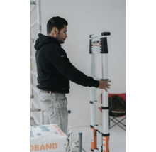 Man houdt een telescopische ladder vast in een interieur