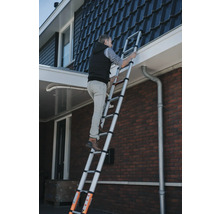 Man klimt op een telescopische ladder tegen een huis