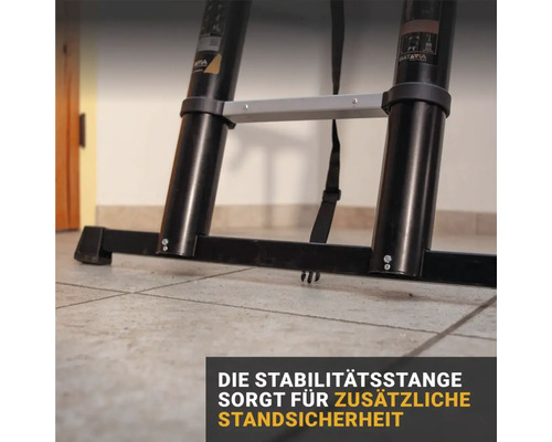 Detailopname van een telescopische ladder met stabilisatiestang voor extra veiligheid