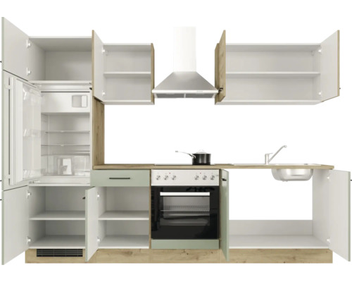 Inbouwkeuken met koelkast, kookplaat, afzuigkap en spoelbak met open kastdeuren.