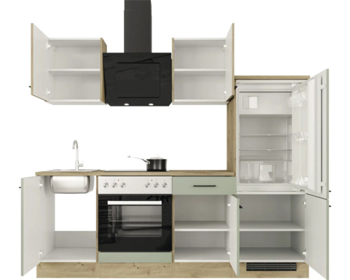 Keukenblok met spoelbak, fornuis, oven, afzuigkap en koelkast met open kastdeuren.